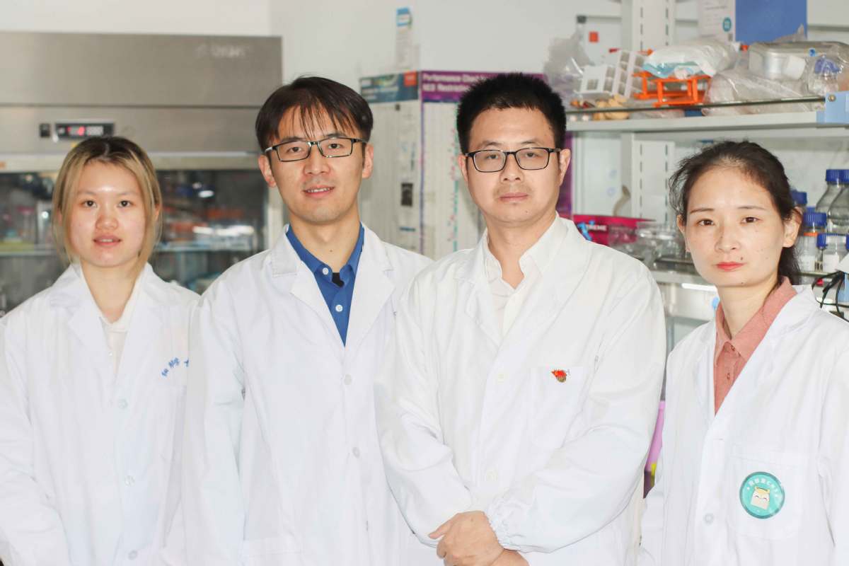 Wan Li (third from left) and his team.jpeg Wan Li (third from left) and his team.jpeg