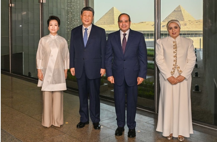 习近平和彭丽媛同埃及总统塞西夫妇共同参观大埃及博物馆