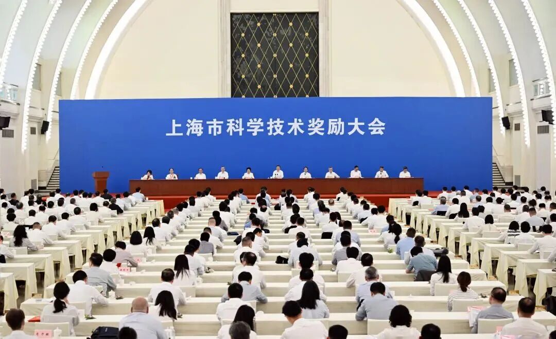 上海市科学技术奖励大会举行，陈吉宁为褚君浩、陈赛娟颁发上海市科技功臣奖