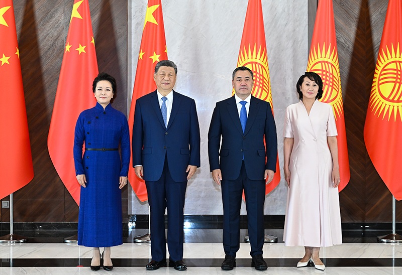 习近平同吉尔吉斯斯坦总统扎帕罗夫会谈